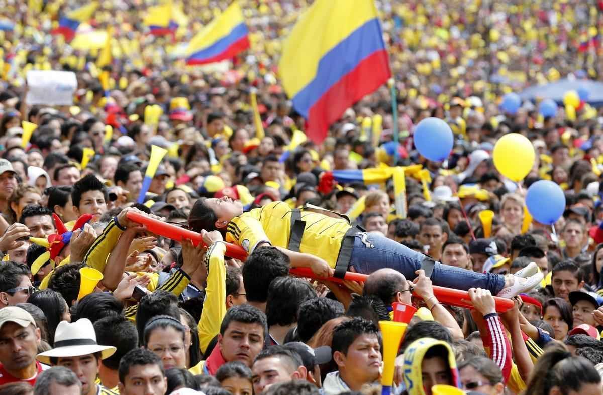 Mais de 100 mil pessoas receberam Seleo Colombiana em Bogot neste domingo