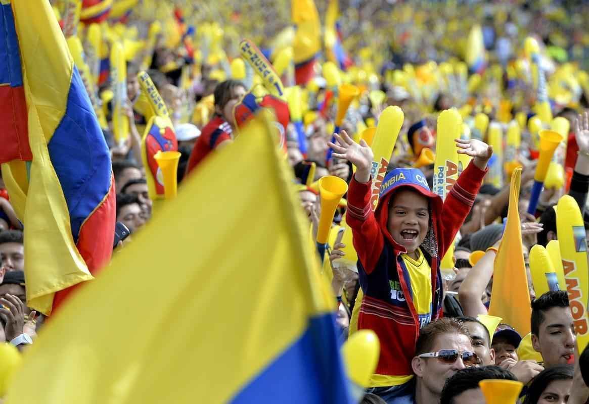 Mais de 100 mil pessoas receberam Seleo Colombiana em Bogot neste domingo