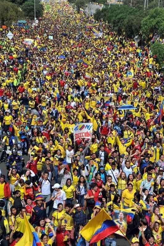 Mais de 100 mil pessoas receberam Seleo Colombiana em Bogot neste domingo