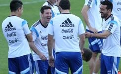 Gargalhadas e brincadeiras marcam reapresentação da Argentina