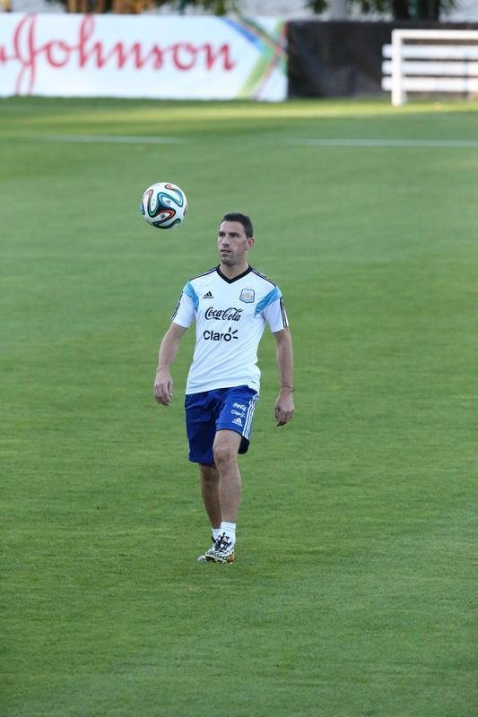 Depois de eliminar a Blgica da Copa, Argentina se reapresentou neste domingo, em Vespasiano, em clima de alegria. Jogadores abusaram de gargalhadas e brincadeiras na atividade comandada pelo tcnico Alejandro Sabella. Prximo desafio  a semifinal contra a Holanda, na quarta-feira, em So Paulo. Quem passar encara Brasil ou Alemanha na deciso do dia 13, no Maracan.