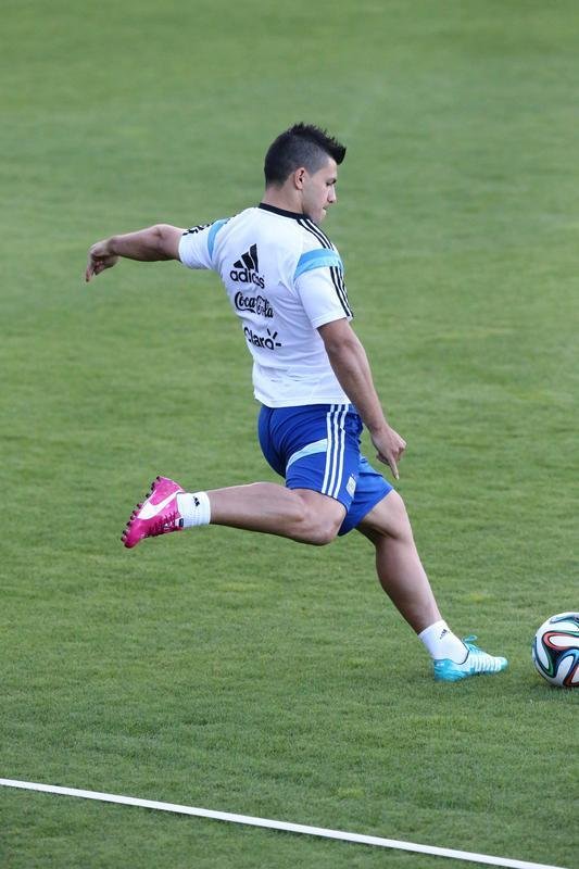 Depois de eliminar a Blgica da Copa, Argentina se reapresentou neste domingo, em Vespasiano, em clima de alegria. Jogadores abusaram de gargalhadas e brincadeiras na atividade comandada pelo tcnico Alejandro Sabella. Prximo desafio  a semifinal contra a Holanda, na quarta-feira, em So Paulo. Quem passar encara Brasil ou Alemanha na deciso do dia 13, no Maracan.