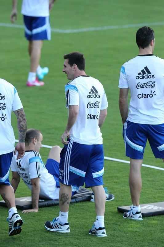 Depois de eliminar a Blgica da Copa, Argentina se reapresentou neste domingo, em Vespasiano, em clima de alegria. Jogadores abusaram de gargalhadas e brincadeiras na atividade comandada pelo tcnico Alejandro Sabella. Prximo desafio  a semifinal contra a Holanda, na quarta-feira, em So Paulo. Quem passar encara Brasil ou Alemanha na deciso do dia 13, no Maracan.