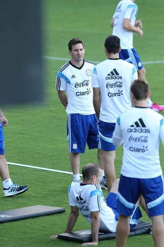 Depois de eliminar a Blgica da Copa, Argentina se reapresentou neste domingo, em Vespasiano, em clima de alegria. Jogadores abusaram de gargalhadas e brincadeiras na atividade comandada pelo tcnico Alejandro Sabella. Prximo desafio  a semifinal contra a Holanda, na quarta-feira, em So Paulo. Quem passar encara Brasil ou Alemanha na deciso do dia 13, no Maracan.
