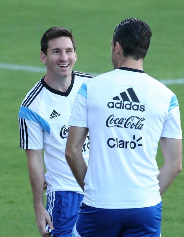 Depois de eliminar a Blgica da Copa, Argentina se reapresentou neste domingo, em Vespasiano, em clima de alegria. Jogadores abusaram de gargalhadas e brincadeiras na atividade comandada pelo tcnico Alejandro Sabella. Prximo desafio  a semifinal contra a Holanda, na quarta-feira, em So Paulo. Quem passar encara Brasil ou Alemanha na deciso do dia 13, no Maracan.