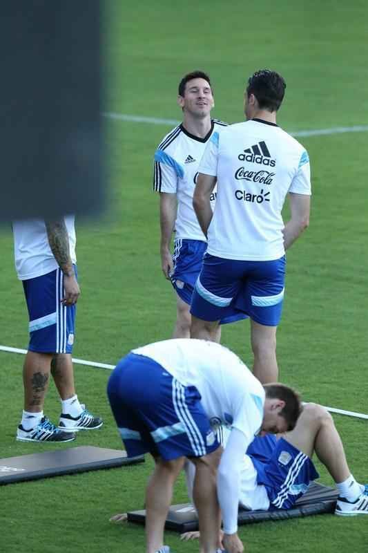 Depois de eliminar a Blgica da Copa, Argentina se reapresentou neste domingo, em Vespasiano, em clima de alegria. Jogadores abusaram de gargalhadas e brincadeiras na atividade comandada pelo tcnico Alejandro Sabella. Prximo desafio  a semifinal contra a Holanda, na quarta-feira, em So Paulo. Quem passar encara Brasil ou Alemanha na deciso do dia 13, no Maracan.