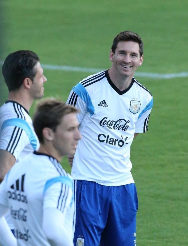 Depois de eliminar a Blgica da Copa, Argentina se reapresentou neste domingo, em Vespasiano, em clima de alegria. Jogadores abusaram de gargalhadas e brincadeiras na atividade comandada pelo tcnico Alejandro Sabella. Prximo desafio  a semifinal contra a Holanda, na quarta-feira, em So Paulo. Quem passar encara Brasil ou Alemanha na deciso do dia 13, no Maracan.