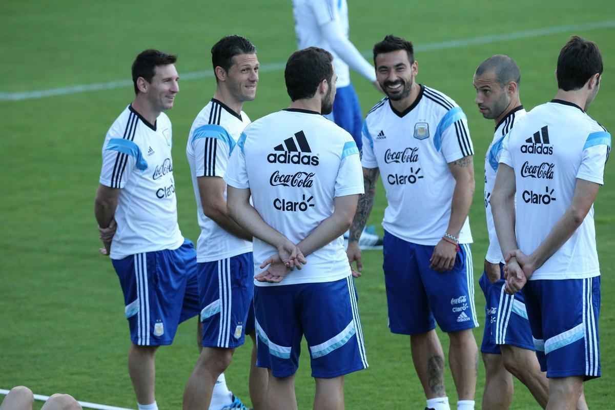 Depois de eliminar a Blgica da Copa, Argentina se reapresentou neste domingo, em Vespasiano, em clima de alegria. Jogadores abusaram de gargalhadas e brincadeiras na atividade comandada pelo tcnico Alejandro Sabella. Prximo desafio  a semifinal contra a Holanda, na quarta-feira, em So Paulo. Quem passar encara Brasil ou Alemanha na deciso do dia 13, no Maracan.