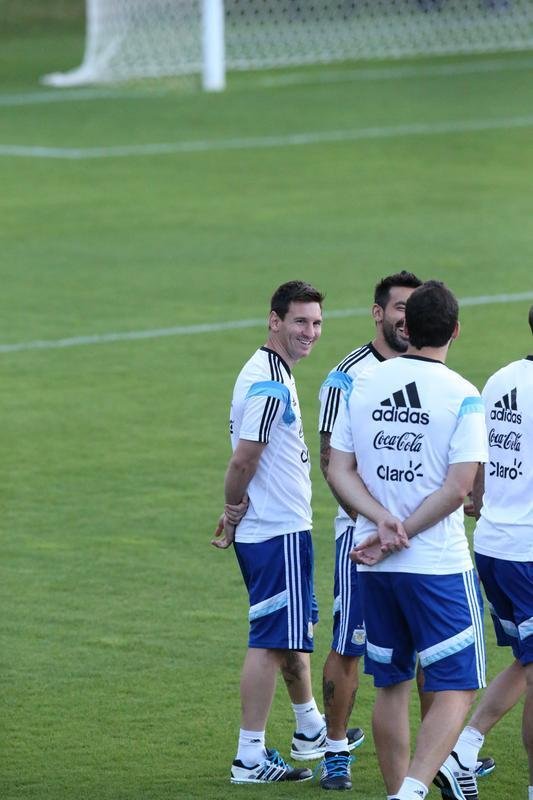 Depois de eliminar a Blgica da Copa, Argentina se reapresentou neste domingo, em Vespasiano, em clima de alegria. Jogadores abusaram de gargalhadas e brincadeiras na atividade comandada pelo tcnico Alejandro Sabella. Prximo desafio  a semifinal contra a Holanda, na quarta-feira, em So Paulo. Quem passar encara Brasil ou Alemanha na deciso do dia 13, no Maracan.