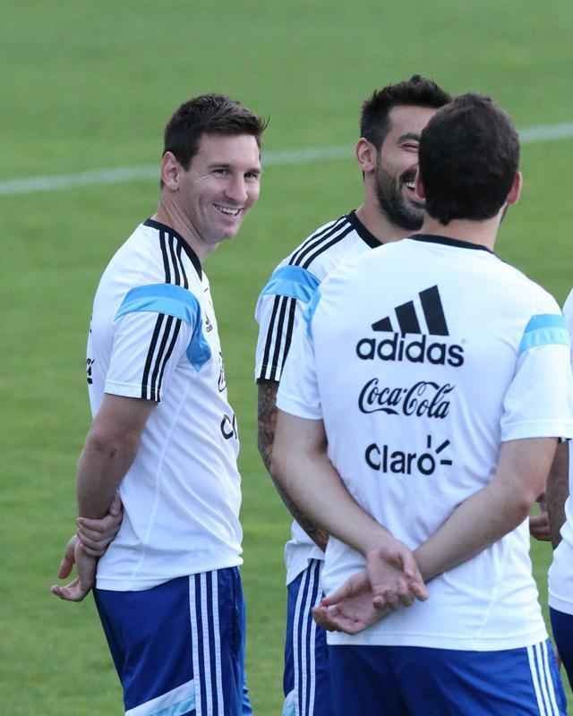 Depois de eliminar a Blgica da Copa, Argentina se reapresentou neste domingo, em Vespasiano, em clima de alegria. Jogadores abusaram de gargalhadas e brincadeiras na atividade comandada pelo tcnico Alejandro Sabella. Prximo desafio  a semifinal contra a Holanda, na quarta-feira, em So Paulo. Quem passar encara Brasil ou Alemanha na deciso do dia 13, no Maracan.