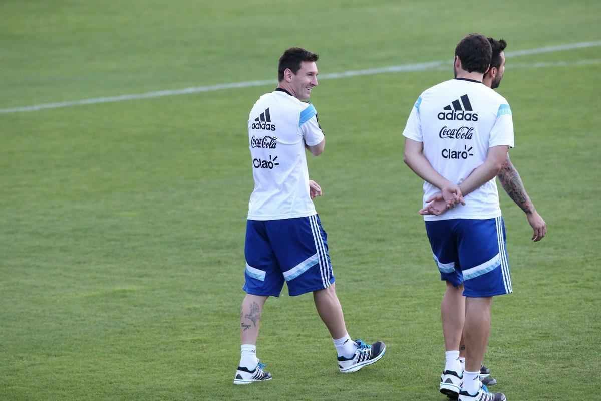 Depois de eliminar a Blgica da Copa, Argentina se reapresentou neste domingo, em Vespasiano, em clima de alegria. Jogadores abusaram de gargalhadas e brincadeiras na atividade comandada pelo tcnico Alejandro Sabella. Prximo desafio  a semifinal contra a Holanda, na quarta-feira, em So Paulo. Quem passar encara Brasil ou Alemanha na deciso do dia 13, no Maracan.