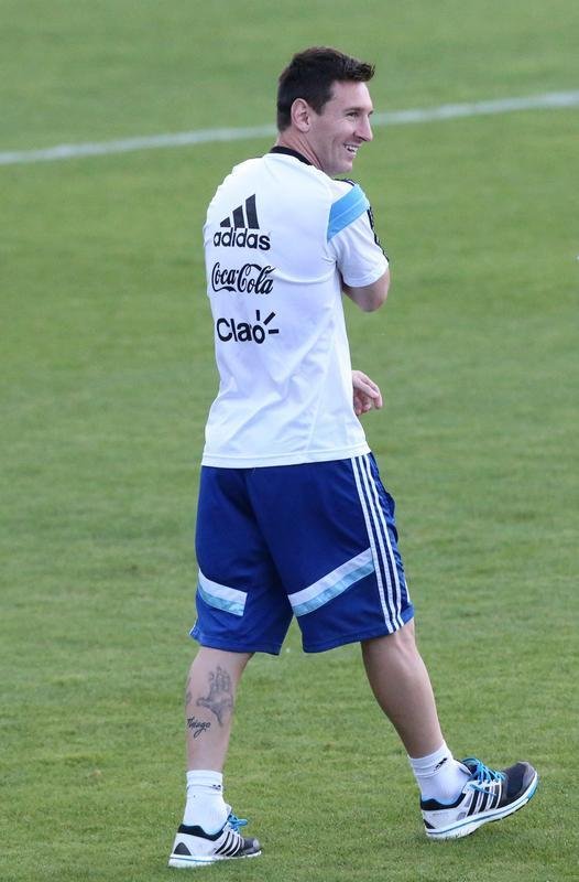 Depois de eliminar a Blgica da Copa, Argentina se reapresentou neste domingo, em Vespasiano, em clima de alegria. Jogadores abusaram de gargalhadas e brincadeiras na atividade comandada pelo tcnico Alejandro Sabella. Prximo desafio  a semifinal contra a Holanda, na quarta-feira, em So Paulo. Quem passar encara Brasil ou Alemanha na deciso do dia 13, no Maracan.