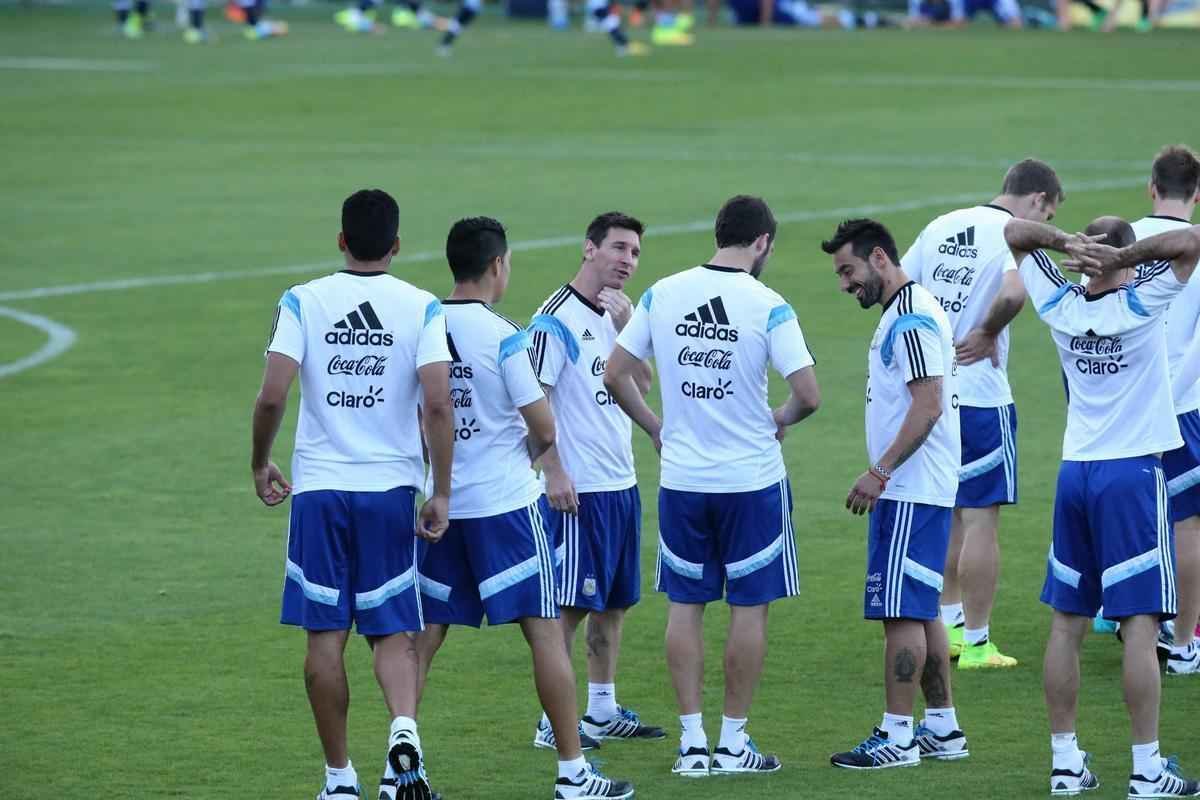 Depois de eliminar a Blgica da Copa, Argentina se reapresentou neste domingo, em Vespasiano, em clima de alegria. Jogadores abusaram de gargalhadas e brincadeiras na atividade comandada pelo tcnico Alejandro Sabella. Prximo desafio  a semifinal contra a Holanda, na quarta-feira, em So Paulo. Quem passar encara Brasil ou Alemanha na deciso do dia 13, no Maracan.