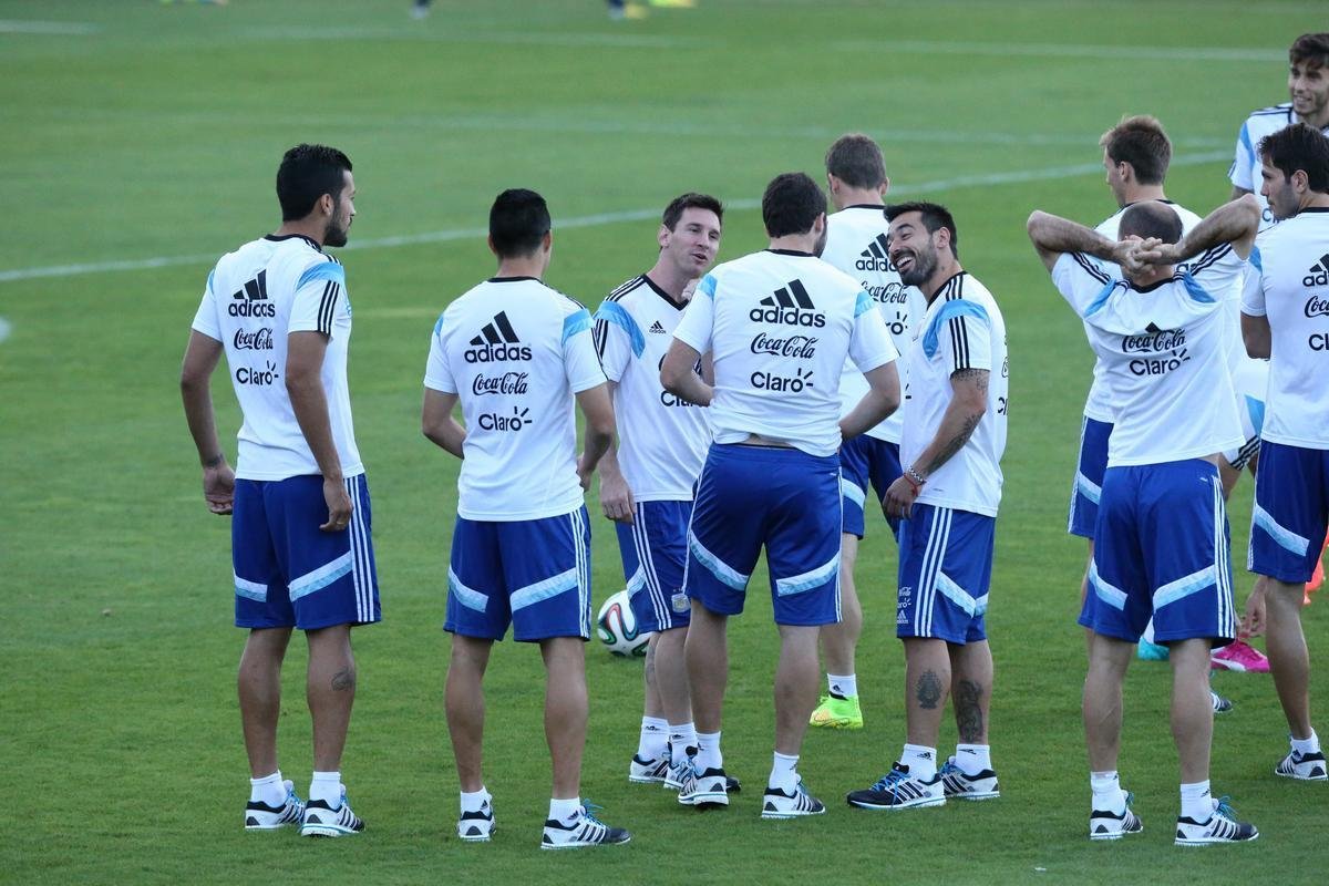 Depois de eliminar a Blgica da Copa, Argentina se reapresentou neste domingo, em Vespasiano, em clima de alegria. Jogadores abusaram de gargalhadas e brincadeiras na atividade comandada pelo tcnico Alejandro Sabella. Prximo desafio  a semifinal contra a Holanda, na quarta-feira, em So Paulo. Quem passar encara Brasil ou Alemanha na deciso do dia 13, no Maracan.