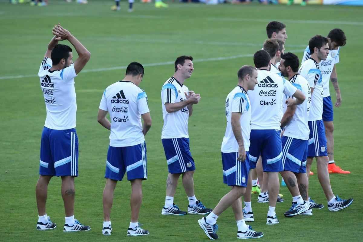 Depois de eliminar a Blgica da Copa, Argentina se reapresentou neste domingo, em Vespasiano, em clima de alegria. Jogadores abusaram de gargalhadas e brincadeiras na atividade comandada pelo tcnico Alejandro Sabella. Prximo desafio  a semifinal contra a Holanda, na quarta-feira, em So Paulo. Quem passar encara Brasil ou Alemanha na deciso do dia 13, no Maracan.