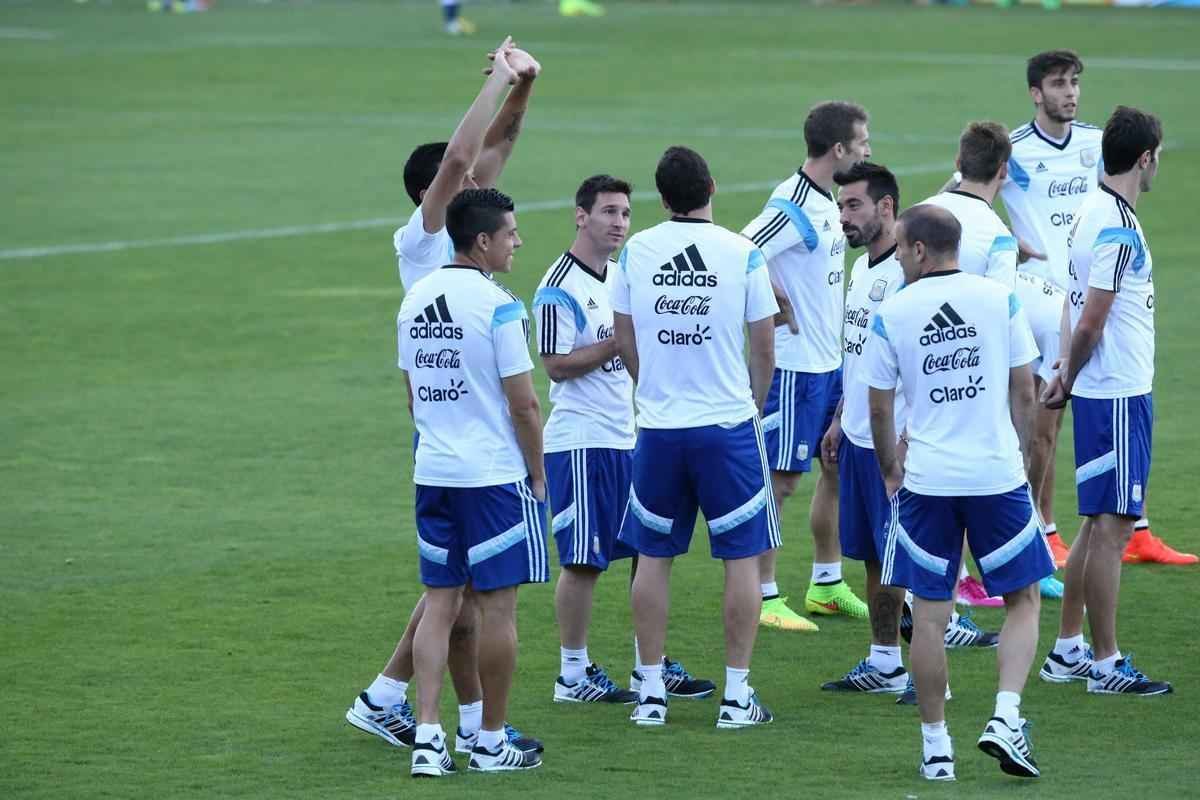 Depois de eliminar a Blgica da Copa, Argentina se reapresentou neste domingo, em Vespasiano, em clima de alegria. Jogadores abusaram de gargalhadas e brincadeiras na atividade comandada pelo tcnico Alejandro Sabella. Prximo desafio  a semifinal contra a Holanda, na quarta-feira, em So Paulo. Quem passar encara Brasil ou Alemanha na deciso do dia 13, no Maracan.