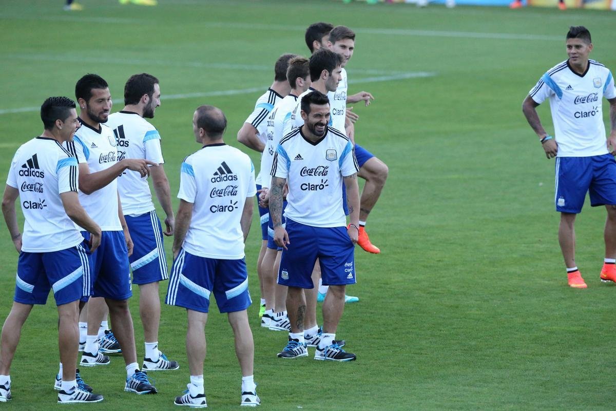 Depois de eliminar a Blgica da Copa, Argentina se reapresentou neste domingo, em Vespasiano, em clima de alegria. Jogadores abusaram de gargalhadas e brincadeiras na atividade comandada pelo tcnico Alejandro Sabella. Prximo desafio  a semifinal contra a Holanda, na quarta-feira, em So Paulo. Quem passar encara Brasil ou Alemanha na deciso do dia 13, no Maracan.