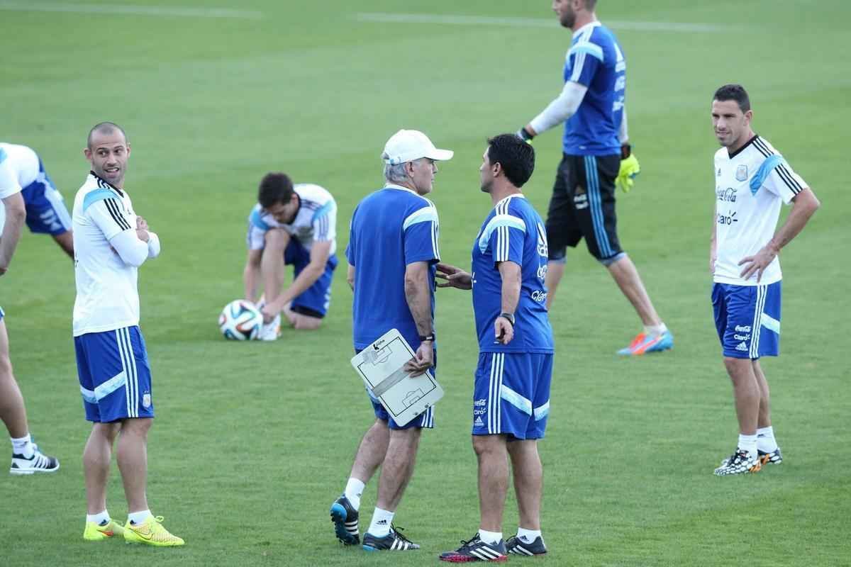 Depois de eliminar a Blgica da Copa, Argentina se reapresentou neste domingo, em Vespasiano, em clima de alegria. Jogadores abusaram de gargalhadas e brincadeiras na atividade comandada pelo tcnico Alejandro Sabella. Prximo desafio  a semifinal contra a Holanda, na quarta-feira, em So Paulo. Quem passar encara Brasil ou Alemanha na deciso do dia 13, no Maracan.