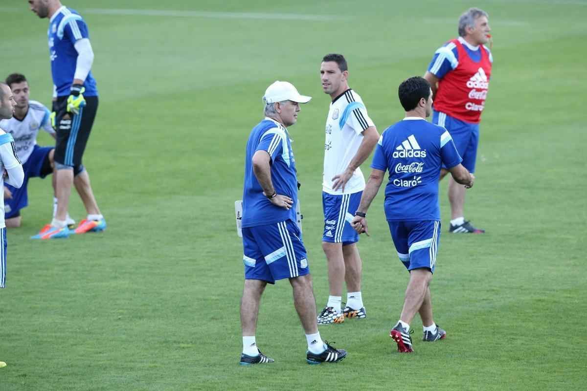 Depois de eliminar a Blgica da Copa, Argentina se reapresentou neste domingo, em Vespasiano, em clima de alegria. Jogadores abusaram de gargalhadas e brincadeiras na atividade comandada pelo tcnico Alejandro Sabella. Prximo desafio  a semifinal contra a Holanda, na quarta-feira, em So Paulo. Quem passar encara Brasil ou Alemanha na deciso do dia 13, no Maracan.