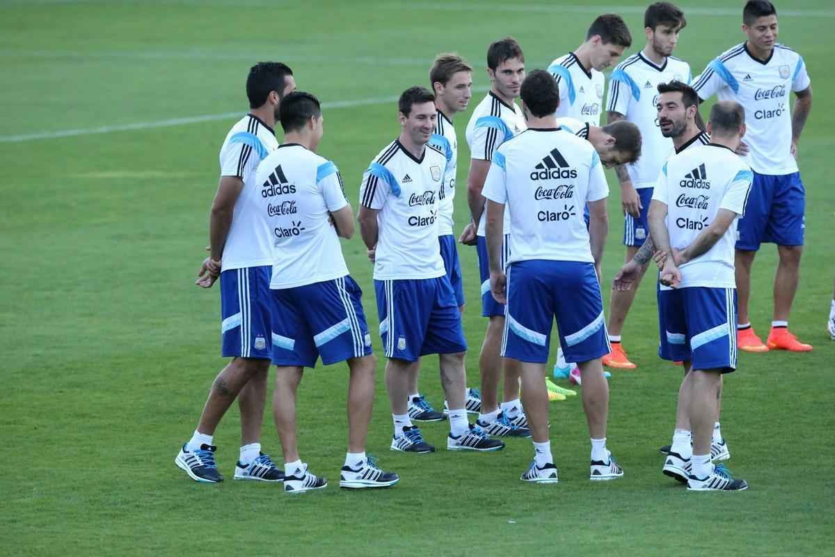 Depois de eliminar a Blgica da Copa, Argentina se reapresentou neste domingo, em Vespasiano, em clima de alegria. Jogadores abusaram de gargalhadas e brincadeiras na atividade comandada pelo tcnico Alejandro Sabella. Prximo desafio  a semifinal contra a Holanda, na quarta-feira, em So Paulo. Quem passar encara Brasil ou Alemanha na deciso do dia 13, no Maracan.