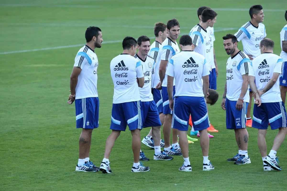Depois de eliminar a Blgica da Copa, Argentina se reapresentou neste domingo, em Vespasiano, em clima de alegria. Jogadores abusaram de gargalhadas e brincadeiras na atividade comandada pelo tcnico Alejandro Sabella. Prximo desafio  a semifinal contra a Holanda, na quarta-feira, em So Paulo. Quem passar encara Brasil ou Alemanha na deciso do dia 13, no Maracan.