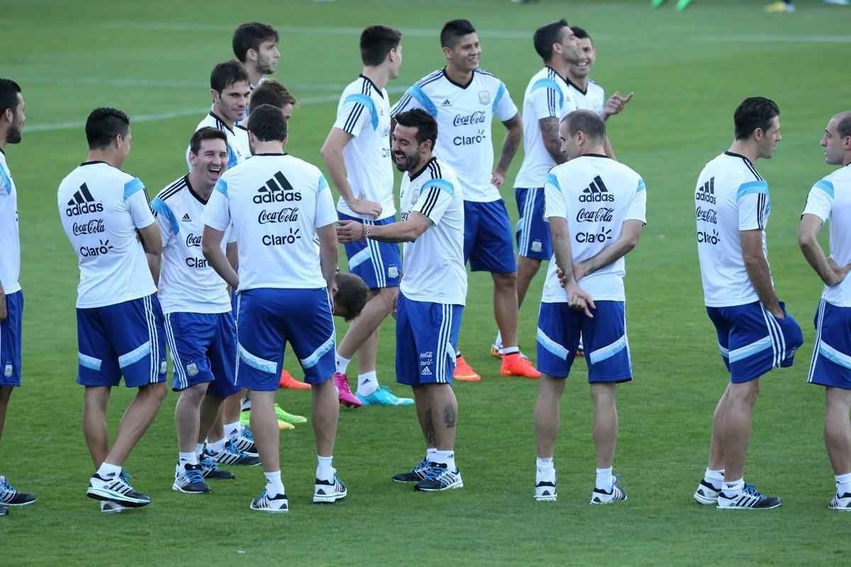 Depois de eliminar a Blgica da Copa, Argentina se reapresentou neste domingo, em Vespasiano, em clima de alegria. Jogadores abusaram de gargalhadas e brincadeiras na atividade comandada pelo tcnico Alejandro Sabella. Prximo desafio  a semifinal contra a Holanda, na quarta-feira, em So Paulo. Quem passar encara Brasil ou Alemanha na deciso do dia 13, no Maracan.