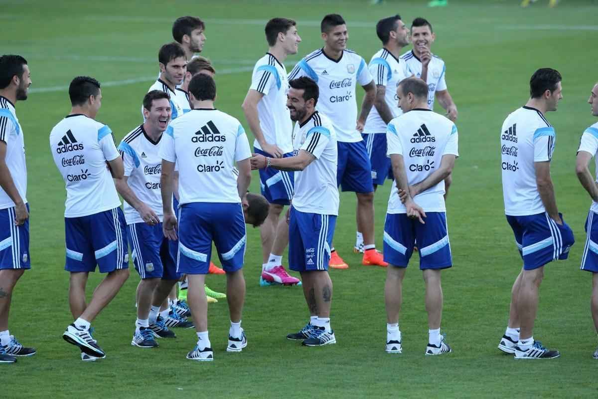Depois de eliminar a Blgica da Copa, Argentina se reapresentou neste domingo, em Vespasiano, em clima de alegria. Jogadores abusaram de gargalhadas e brincadeiras na atividade comandada pelo tcnico Alejandro Sabella. Prximo desafio  a semifinal contra a Holanda, na quarta-feira, em So Paulo. Quem passar encara Brasil ou Alemanha na deciso do dia 13, no Maracan.