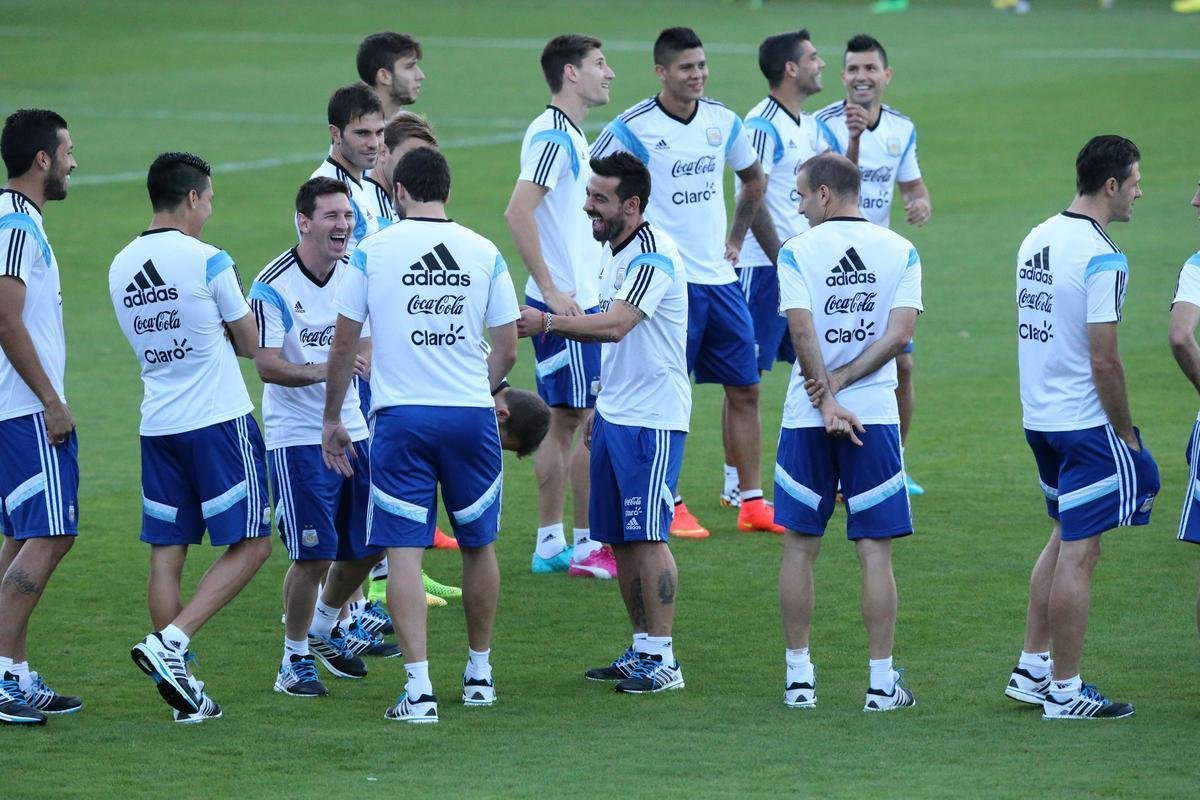 Depois de eliminar a Blgica da Copa, Argentina se reapresentou neste domingo, em Vespasiano, em clima de alegria. Jogadores abusaram de gargalhadas e brincadeiras na atividade comandada pelo tcnico Alejandro Sabella. Prximo desafio  a semifinal contra a Holanda, na quarta-feira, em So Paulo. Quem passar encara Brasil ou Alemanha na deciso do dia 13, no Maracan.