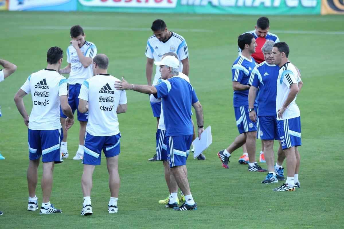 Depois de eliminar a Blgica da Copa, Argentina se reapresentou neste domingo, em Vespasiano, em clima de alegria. Jogadores abusaram de gargalhadas e brincadeiras na atividade comandada pelo tcnico Alejandro Sabella. Prximo desafio  a semifinal contra a Holanda, na quarta-feira, em So Paulo. Quem passar encara Brasil ou Alemanha na deciso do dia 13, no Maracan.