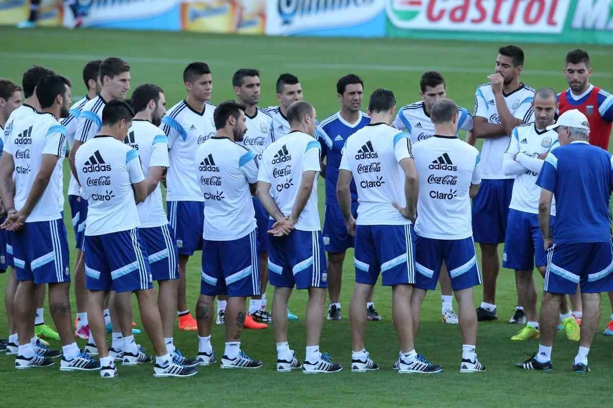 Depois de eliminar a Blgica da Copa, Argentina se reapresentou neste domingo, em Vespasiano, em clima de alegria. Jogadores abusaram de gargalhadas e brincadeiras na atividade comandada pelo tcnico Alejandro Sabella. Prximo desafio  a semifinal contra a Holanda, na quarta-feira, em So Paulo. Quem passar encara Brasil ou Alemanha na deciso do dia 13, no Maracan.