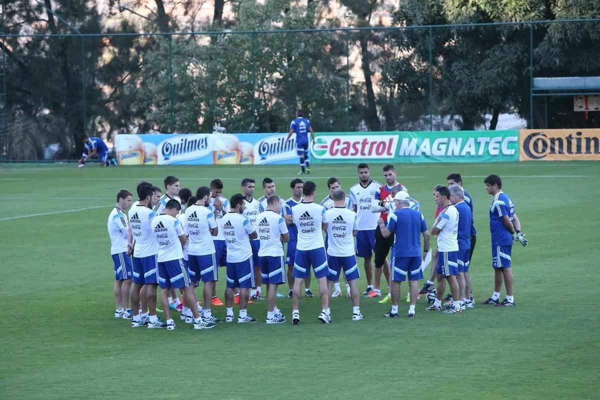 Depois de eliminar a Blgica da Copa, Argentina se reapresentou neste domingo, em Vespasiano, em clima de alegria. Jogadores abusaram de gargalhadas e brincadeiras na atividade comandada pelo tcnico Alejandro Sabella. Prximo desafio  a semifinal contra a Holanda, na quarta-feira, em So Paulo. Quem passar encara Brasil ou Alemanha na deciso do dia 13, no Maracan.