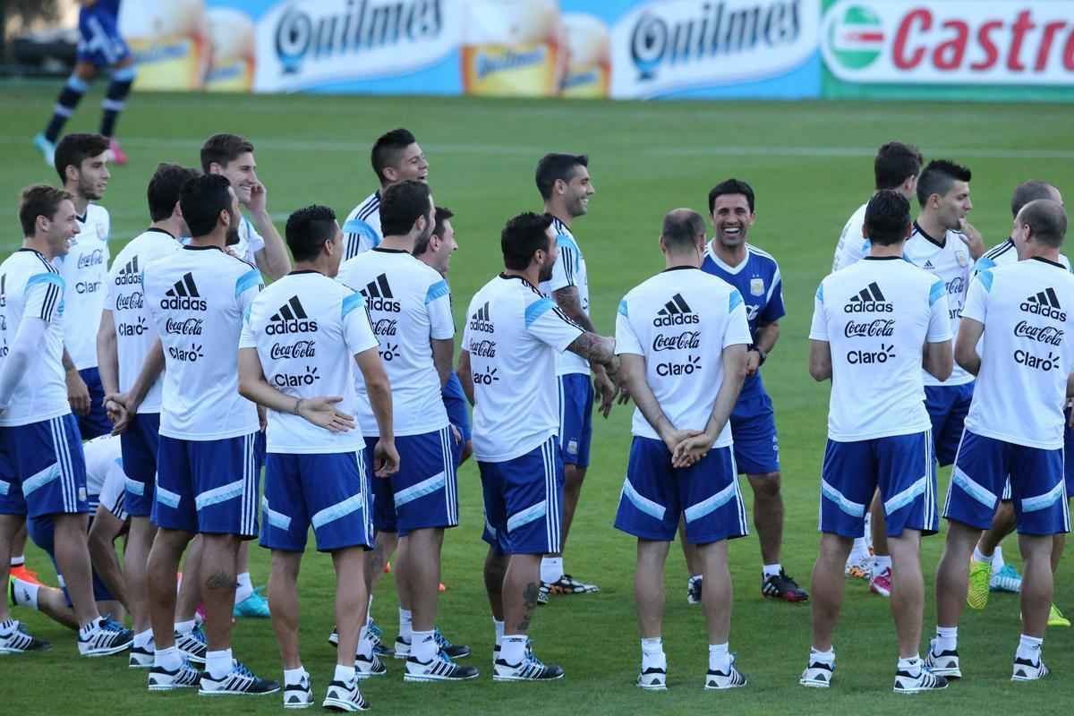 Depois de eliminar a Blgica da Copa, Argentina se reapresentou neste domingo, em Vespasiano, em clima de alegria. Jogadores abusaram de gargalhadas e brincadeiras na atividade comandada pelo tcnico Alejandro Sabella. Prximo desafio  a semifinal contra a Holanda, na quarta-feira, em So Paulo. Quem passar encara Brasil ou Alemanha na deciso do dia 13, no Maracan.