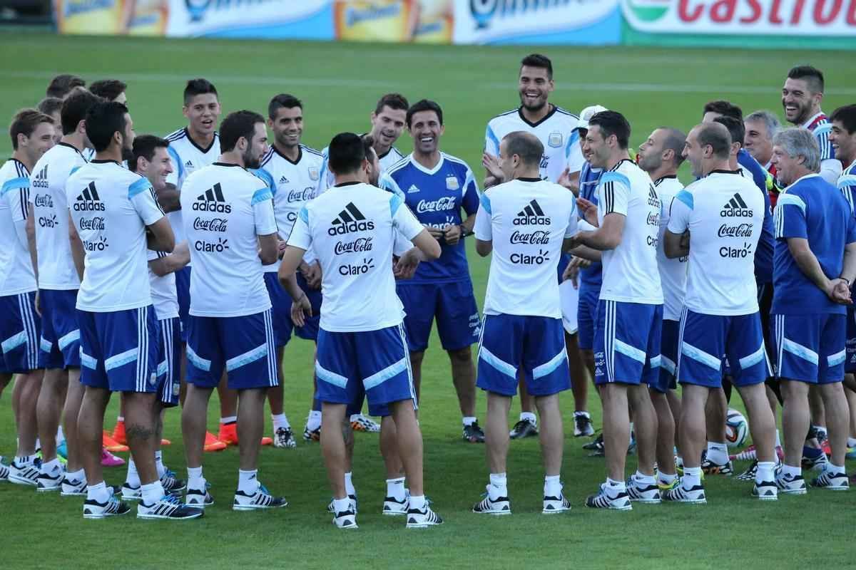 Depois de eliminar a Blgica da Copa, Argentina se reapresentou neste domingo, em Vespasiano, em clima de alegria. Jogadores abusaram de gargalhadas e brincadeiras na atividade comandada pelo tcnico Alejandro Sabella. Prximo desafio  a semifinal contra a Holanda, na quarta-feira, em So Paulo. Quem passar encara Brasil ou Alemanha na deciso do dia 13, no Maracan.