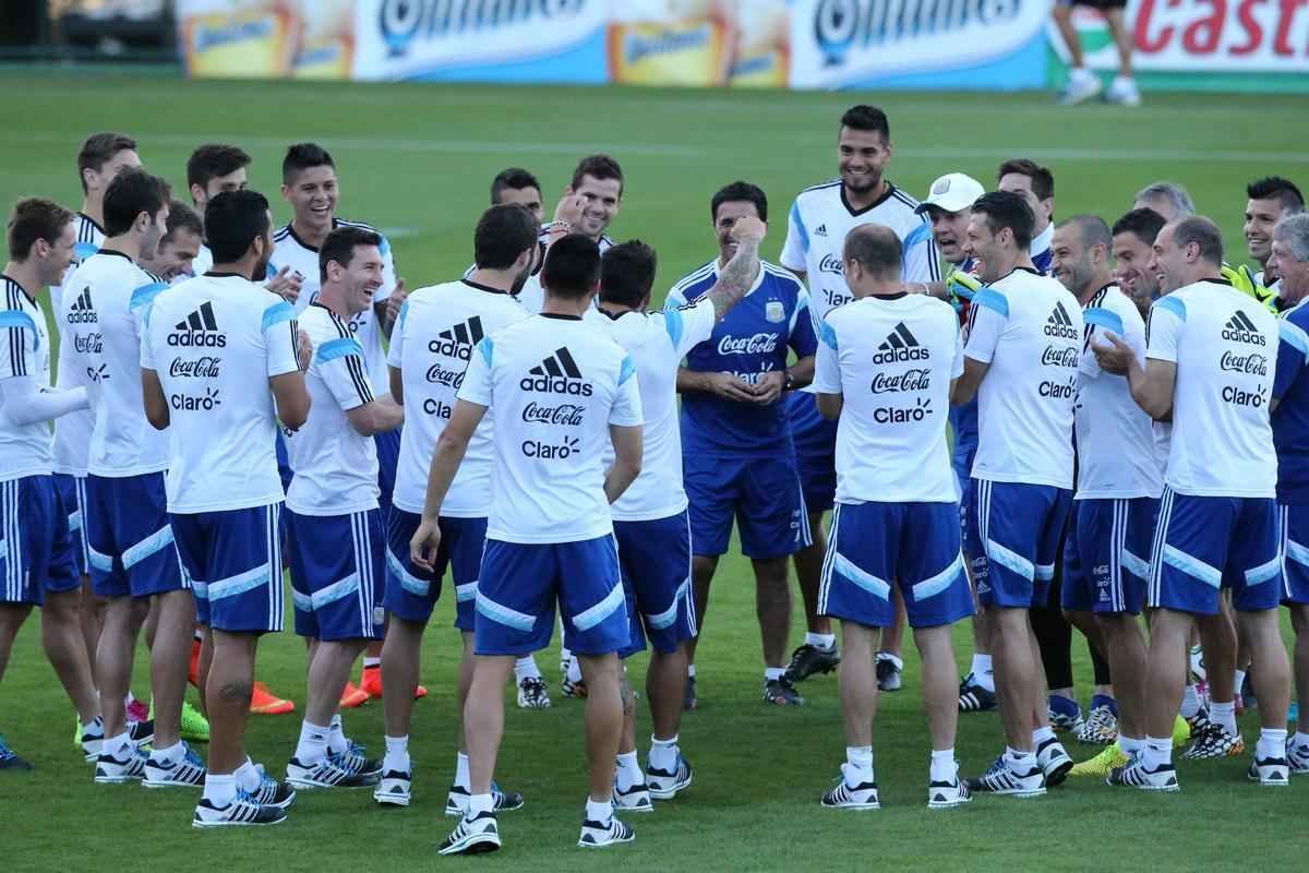 Depois de eliminar a Blgica da Copa, Argentina se reapresentou neste domingo, em Vespasiano, em clima de alegria. Jogadores abusaram de gargalhadas e brincadeiras na atividade comandada pelo tcnico Alejandro Sabella. Prximo desafio  a semifinal contra a Holanda, na quarta-feira, em So Paulo. Quem passar encara Brasil ou Alemanha na deciso do dia 13, no Maracan.