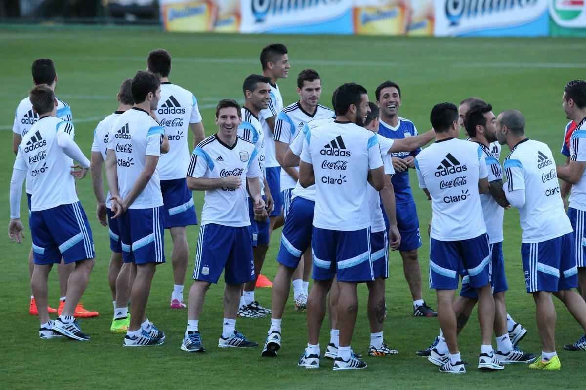 Depois de eliminar a Blgica da Copa, Argentina se reapresentou neste domingo, em Vespasiano, em clima de alegria. Jogadores abusaram de gargalhadas e brincadeiras na atividade comandada pelo tcnico Alejandro Sabella. Prximo desafio  a semifinal contra a Holanda, na quarta-feira, em So Paulo. Quem passar encara Brasil ou Alemanha na deciso do dia 13, no Maracan.
