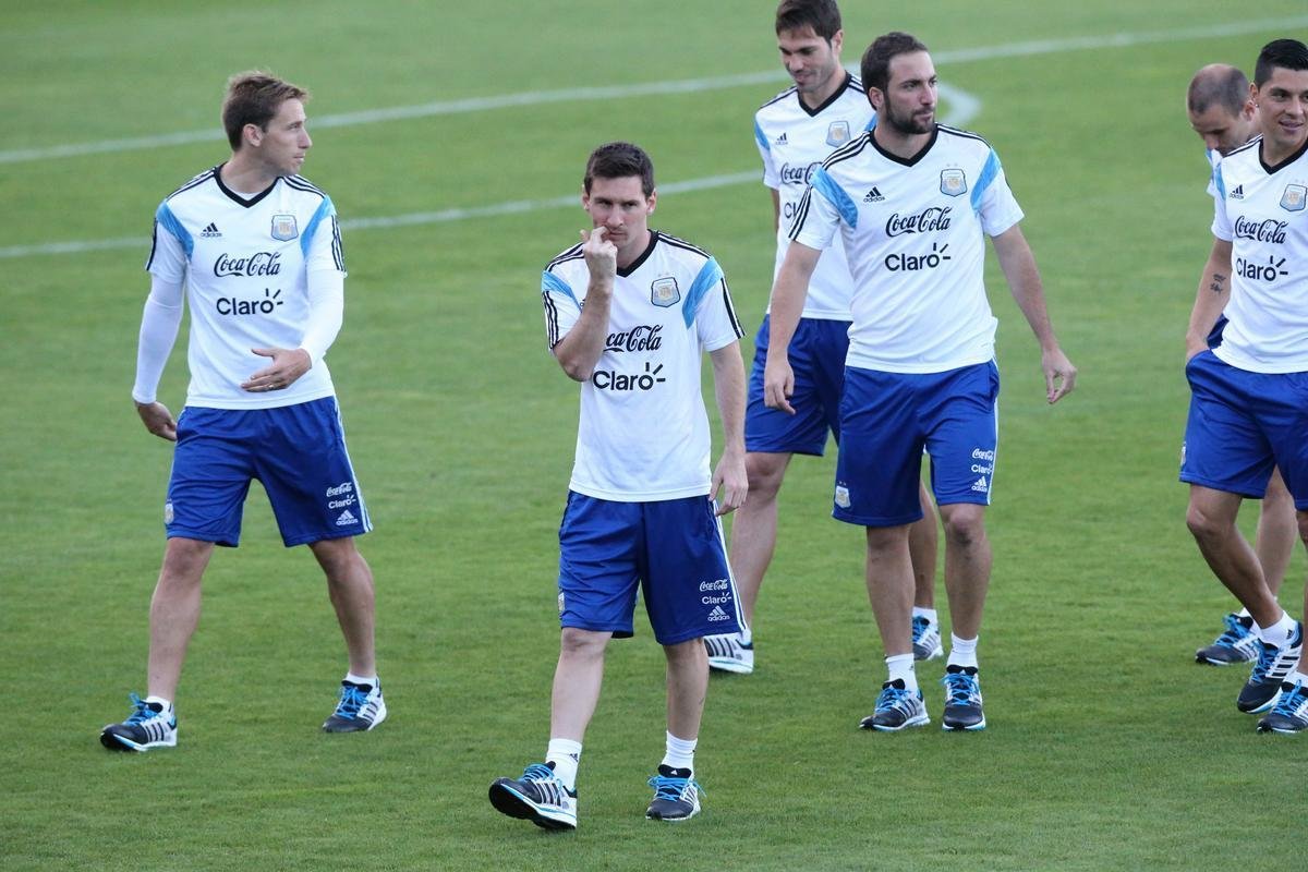 Depois de eliminar a Blgica da Copa, Argentina se reapresentou neste domingo, em Vespasiano, em clima de alegria. Jogadores abusaram de gargalhadas e brincadeiras na atividade comandada pelo tcnico Alejandro Sabella. Prximo desafio  a semifinal contra a Holanda, na quarta-feira, em So Paulo. Quem passar encara Brasil ou Alemanha na deciso do dia 13, no Maracan.