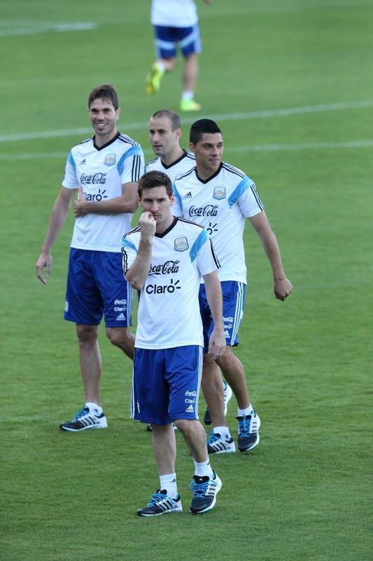Depois de eliminar a Blgica da Copa, Argentina se reapresentou neste domingo, em Vespasiano, em clima de alegria. Jogadores abusaram de gargalhadas e brincadeiras na atividade comandada pelo tcnico Alejandro Sabella. Prximo desafio  a semifinal contra a Holanda, na quarta-feira, em So Paulo. Quem passar encara Brasil ou Alemanha na deciso do dia 13, no Maracan.