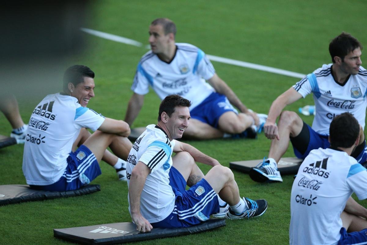 Depois de eliminar a Blgica da Copa, Argentina se reapresentou neste domingo, em Vespasiano, em clima de alegria. Jogadores abusaram de gargalhadas e brincadeiras na atividade comandada pelo tcnico Alejandro Sabella. Prximo desafio  a semifinal contra a Holanda, na quarta-feira, em So Paulo. Quem passar encara Brasil ou Alemanha na deciso do dia 13, no Maracan.