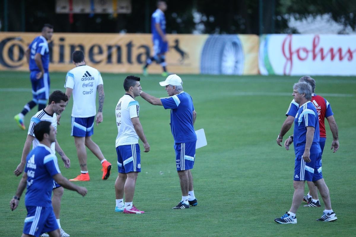 Depois de eliminar a Blgica da Copa, Argentina se reapresentou neste domingo, em Vespasiano, em clima de alegria. Jogadores abusaram de gargalhadas e brincadeiras na atividade comandada pelo tcnico Alejandro Sabella. Prximo desafio  a semifinal contra a Holanda, na quarta-feira, em So Paulo. Quem passar encara Brasil ou Alemanha na deciso do dia 13, no Maracan.
