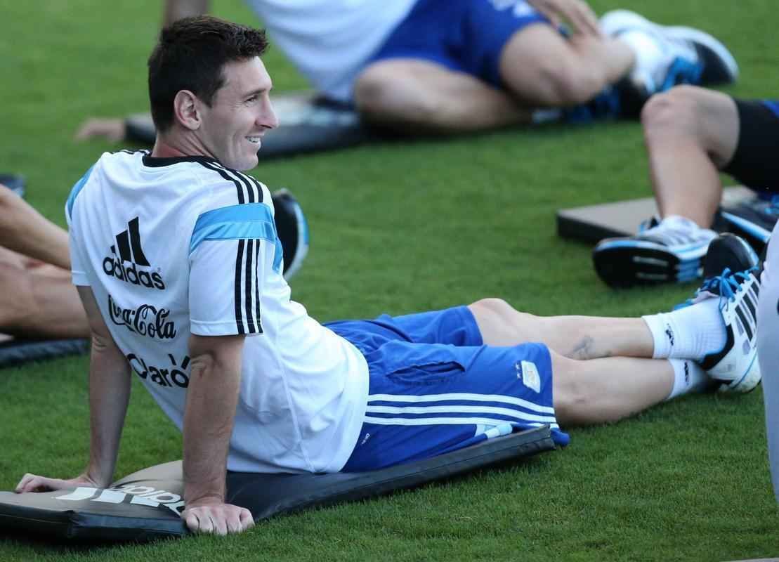 Depois de eliminar a Blgica da Copa, Argentina se reapresentou neste domingo, em Vespasiano, em clima de alegria. Jogadores abusaram de gargalhadas e brincadeiras na atividade comandada pelo tcnico Alejandro Sabella. Prximo desafio  a semifinal contra a Holanda, na quarta-feira, em So Paulo. Quem passar encara Brasil ou Alemanha na deciso do dia 13, no Maracan.