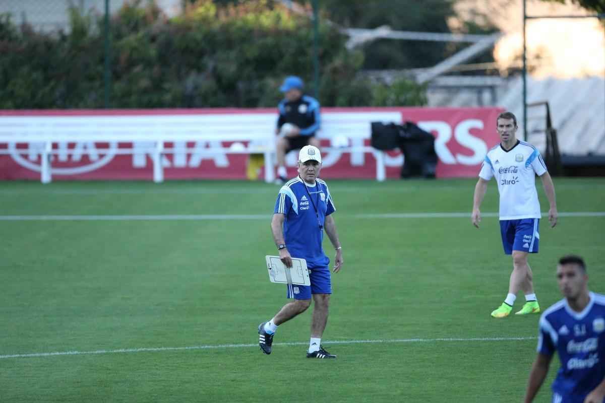 Depois de eliminar a Blgica da Copa, Argentina se reapresentou neste domingo, em Vespasiano, em clima de alegria. Jogadores abusaram de gargalhadas e brincadeiras na atividade comandada pelo tcnico Alejandro Sabella. Prximo desafio  a semifinal contra a Holanda, na quarta-feira, em So Paulo. Quem passar encara Brasil ou Alemanha na deciso do dia 13, no Maracan.