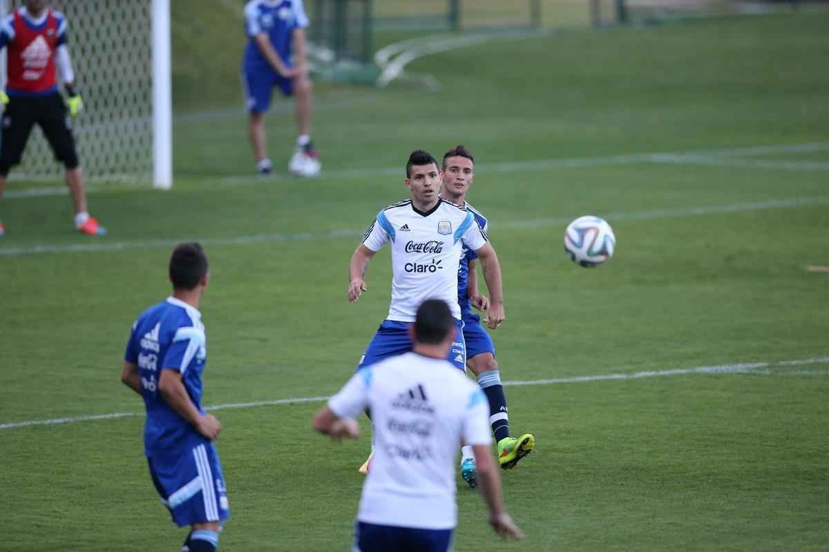Depois de eliminar a Blgica da Copa, Argentina se reapresentou neste domingo, em Vespasiano, em clima de alegria. Jogadores abusaram de gargalhadas e brincadeiras na atividade comandada pelo tcnico Alejandro Sabella. Prximo desafio  a semifinal contra a Holanda, na quarta-feira, em So Paulo. Quem passar encara Brasil ou Alemanha na deciso do dia 13, no Maracan.