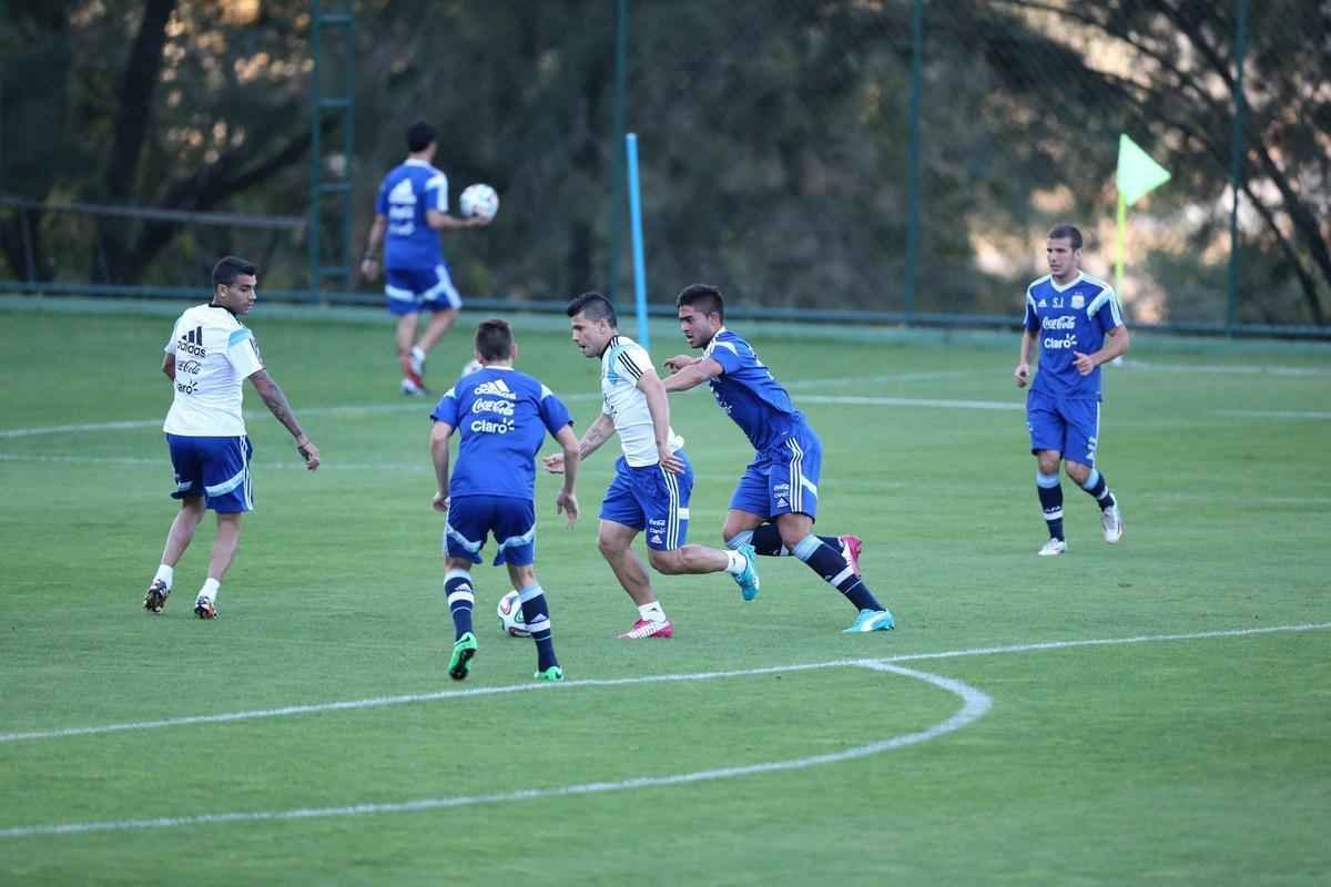 Depois de eliminar a Blgica da Copa, Argentina se reapresentou neste domingo, em Vespasiano, em clima de alegria. Jogadores abusaram de gargalhadas e brincadeiras na atividade comandada pelo tcnico Alejandro Sabella. Prximo desafio  a semifinal contra a Holanda, na quarta-feira, em So Paulo. Quem passar encara Brasil ou Alemanha na deciso do dia 13, no Maracan.