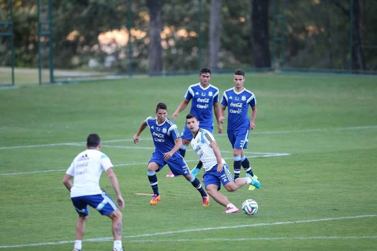 Depois de eliminar a Blgica da Copa, Argentina se reapresentou neste domingo, em Vespasiano, em clima de alegria. Jogadores abusaram de gargalhadas e brincadeiras na atividade comandada pelo tcnico Alejandro Sabella. Prximo desafio  a semifinal contra a Holanda, na quarta-feira, em So Paulo. Quem passar encara Brasil ou Alemanha na deciso do dia 13, no Maracan.