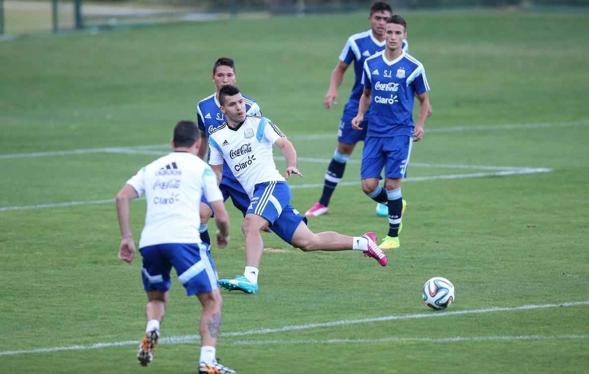 Depois de eliminar a Blgica da Copa, Argentina se reapresentou neste domingo, em Vespasiano, em clima de alegria. Jogadores abusaram de gargalhadas e brincadeiras na atividade comandada pelo tcnico Alejandro Sabella. Prximo desafio  a semifinal contra a Holanda, na quarta-feira, em So Paulo. Quem passar encara Brasil ou Alemanha na deciso do dia 13, no Maracan.