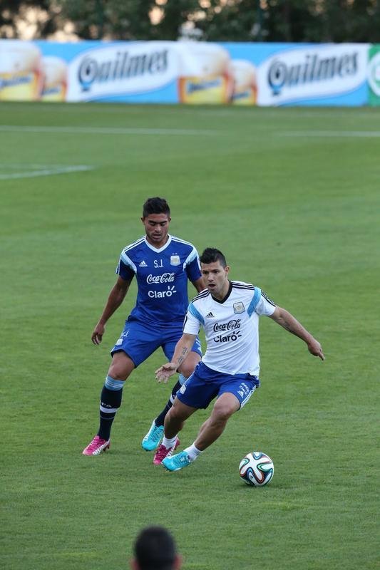 Depois de eliminar a Blgica da Copa, Argentina se reapresentou neste domingo, em Vespasiano, em clima de alegria. Jogadores abusaram de gargalhadas e brincadeiras na atividade comandada pelo tcnico Alejandro Sabella. Prximo desafio  a semifinal contra a Holanda, na quarta-feira, em So Paulo. Quem passar encara Brasil ou Alemanha na deciso do dia 13, no Maracan.