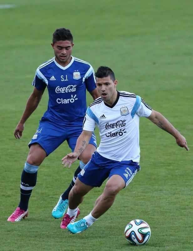 Depois de eliminar a Blgica da Copa, Argentina se reapresentou neste domingo, em Vespasiano, em clima de alegria. Jogadores abusaram de gargalhadas e brincadeiras na atividade comandada pelo tcnico Alejandro Sabella. Prximo desafio  a semifinal contra a Holanda, na quarta-feira, em So Paulo. Quem passar encara Brasil ou Alemanha na deciso do dia 13, no Maracan.
