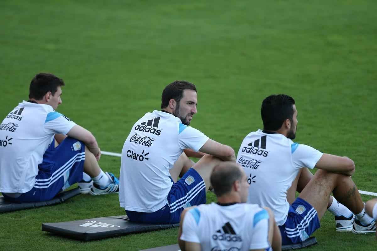 Depois de eliminar a Blgica da Copa, Argentina se reapresentou neste domingo, em Vespasiano, em clima de alegria. Jogadores abusaram de gargalhadas e brincadeiras na atividade comandada pelo tcnico Alejandro Sabella. Prximo desafio  a semifinal contra a Holanda, na quarta-feira, em So Paulo. Quem passar encara Brasil ou Alemanha na deciso do dia 13, no Maracan.