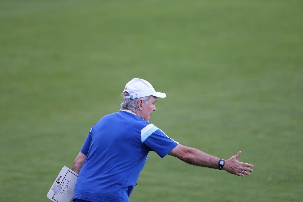Depois de eliminar a Blgica da Copa, Argentina se reapresentou neste domingo, em Vespasiano, em clima de alegria. Jogadores abusaram de gargalhadas e brincadeiras na atividade comandada pelo tcnico Alejandro Sabella. Prximo desafio  a semifinal contra a Holanda, na quarta-feira, em So Paulo. Quem passar encara Brasil ou Alemanha na deciso do dia 13, no Maracan.