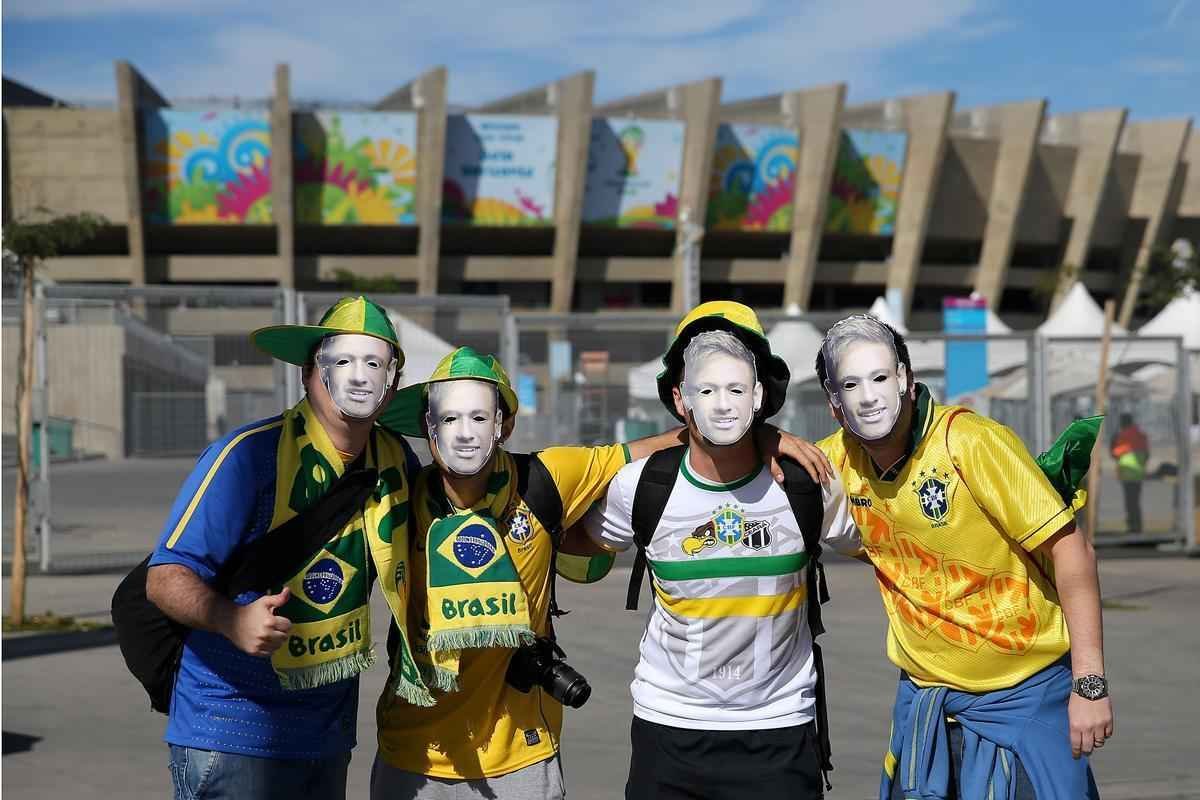 Torcedores se renem em torno do Mineiro horas antes do duelo entre Brasil e Alemanha